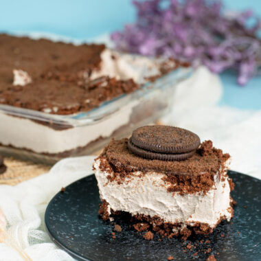 Individual serving of Oreo dirt cake with cookie on top