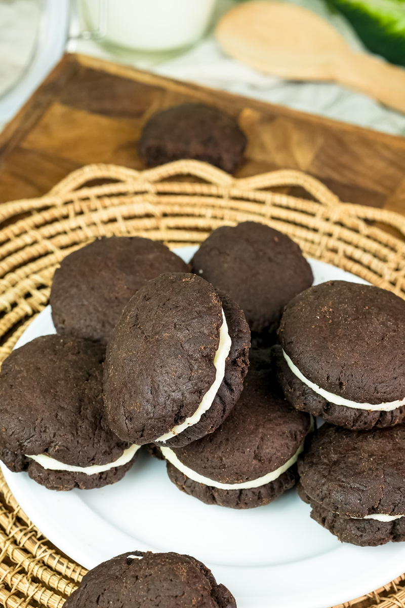 A full plate of homemade Oreo cookies